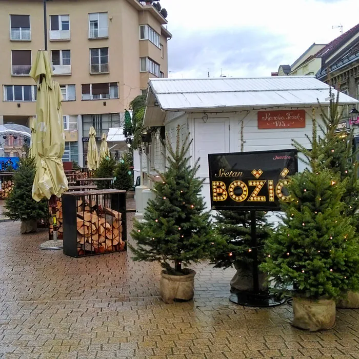Ukrašena drvca u teglama na Adventu u Zagrebu