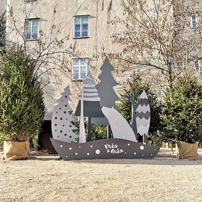 Zimska instalacija s drvcima u gradu