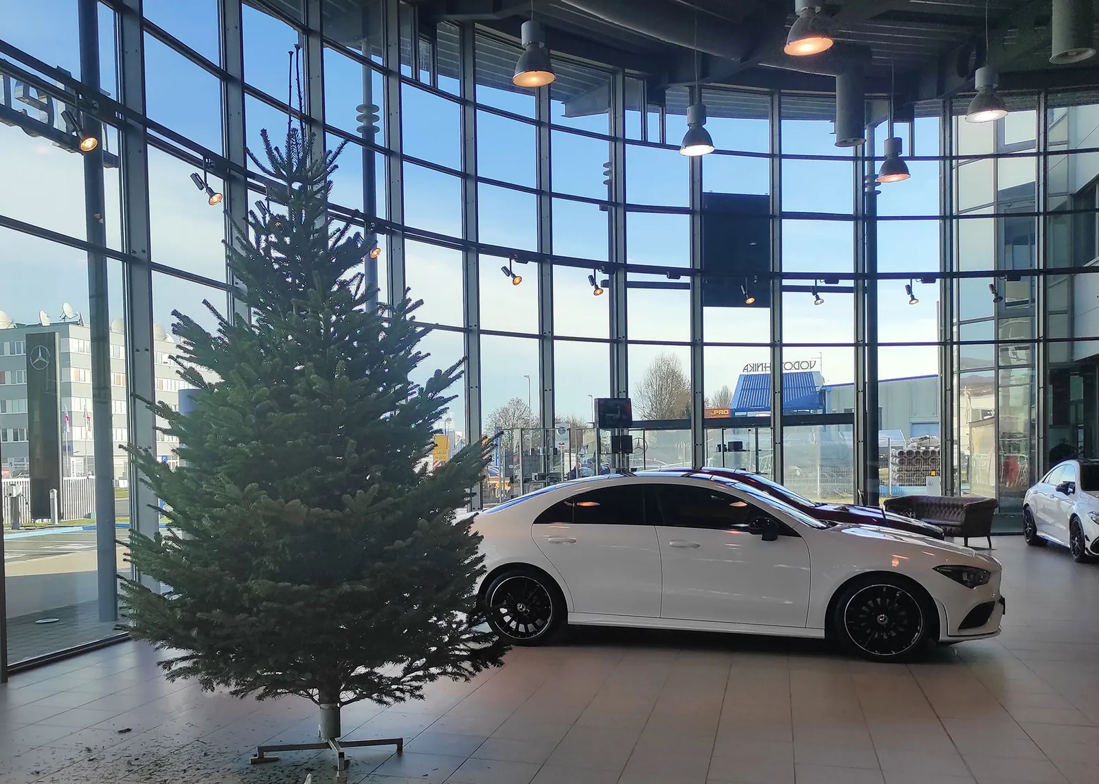 Božićno drvce u automobilskom salonu